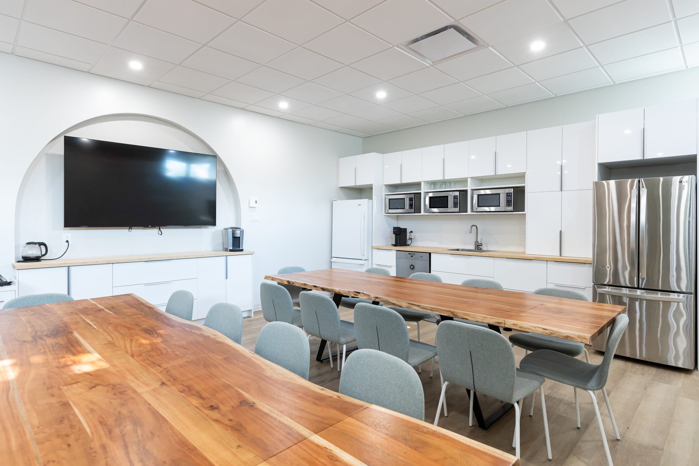 La salle d'équipe rénovée, avec sa grande table de bois